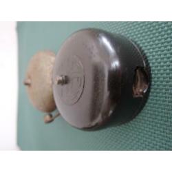 Metalen deurbel met bakeliet