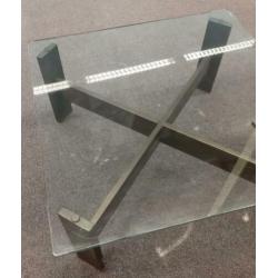 Salontafel met houten frame en glasplaat