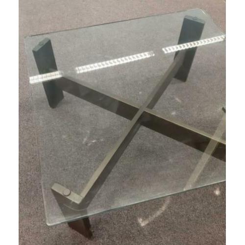 Salontafel met houten frame en glasplaat