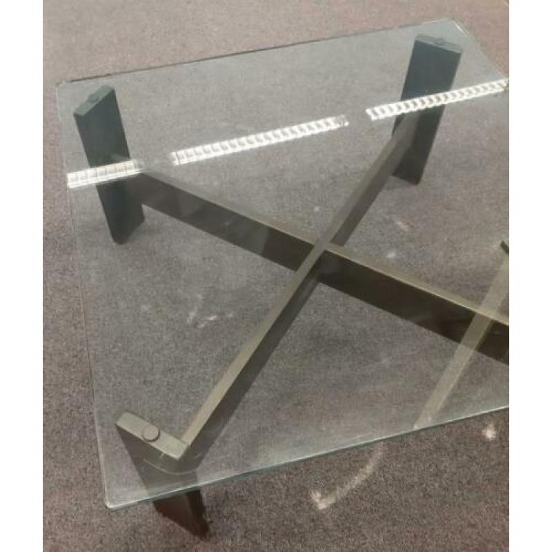Salontafel met houten frame en glasplaat