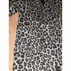 Leuke jas met panterprint. Maat xs