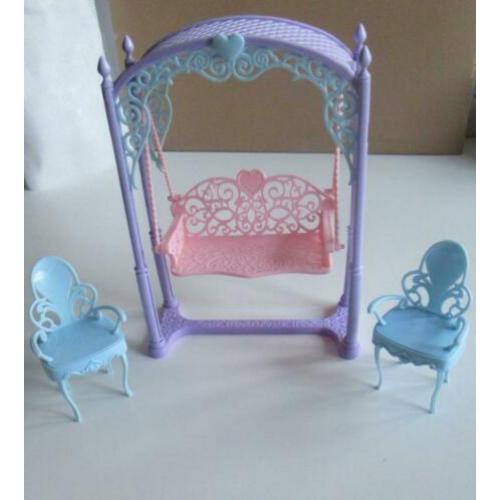 Barbie Schommel met 2 stoeltjes van Mattel