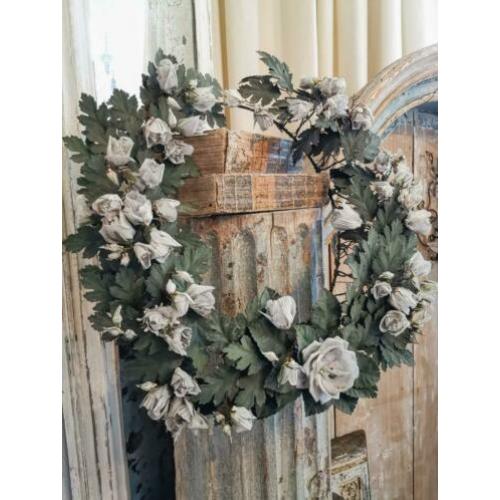 VictorianTimes, Antieke Zinken Krans met porseleinen bloemen