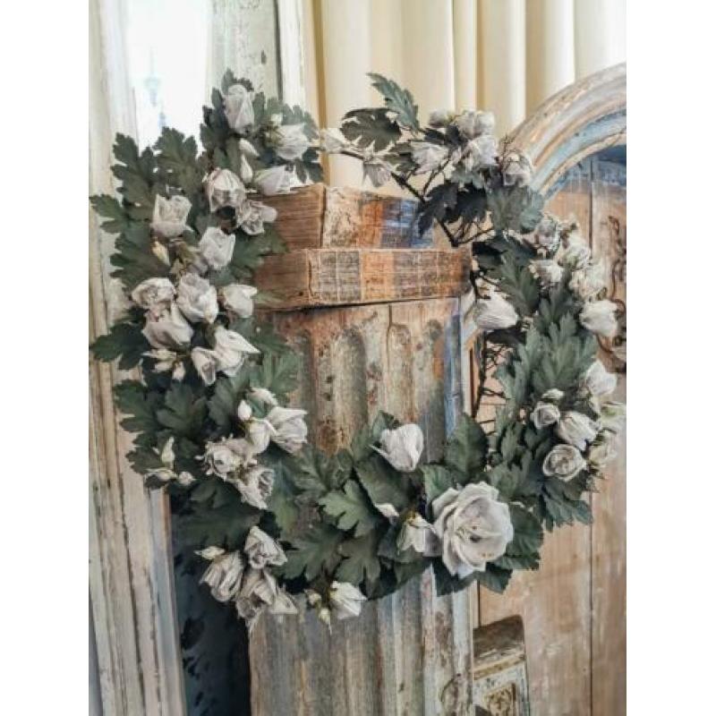 VictorianTimes, Antieke Zinken Krans met porseleinen bloemen