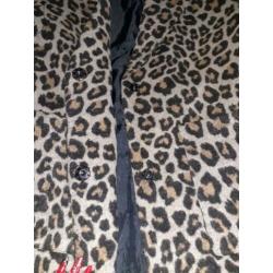Leuke jas met panterprint. Maat xs