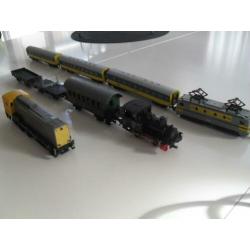 3 lokomotiefjes, 6 wagons en 2 trafo's voor de hobbyist