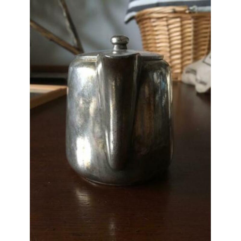Mooi koffie of melk kannetje van verzilverd alpaca.