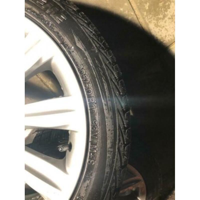 Winterbanden Volvo 205/50 R17 17' met velg zeer mooi