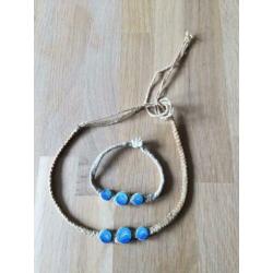Textielen ketting en armband met blauwe kralen met dolfijnen