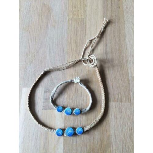 Textielen ketting en armband met blauwe kralen met dolfijnen