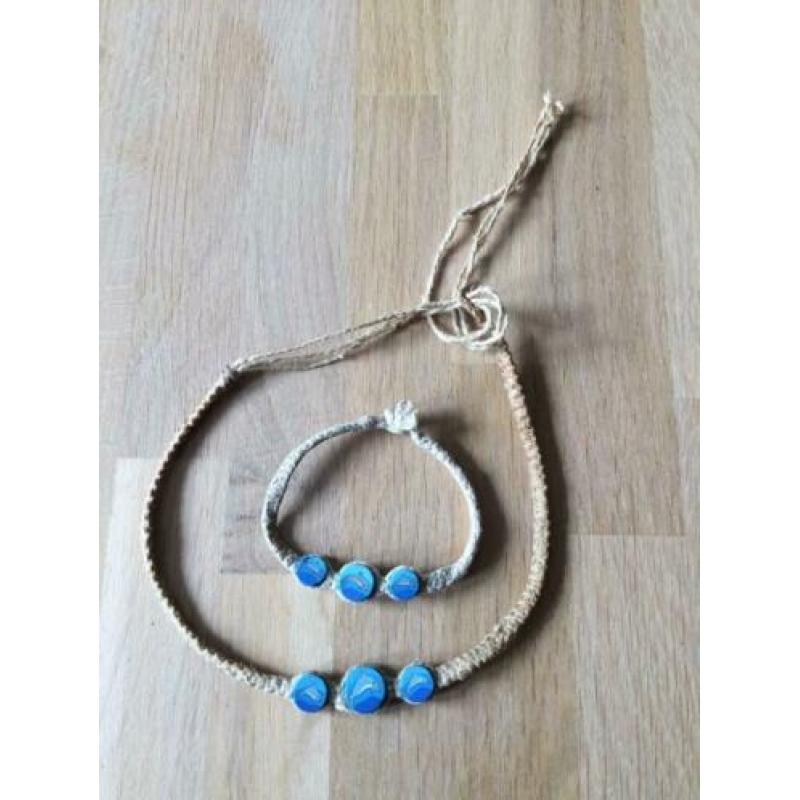 Textielen ketting en armband met blauwe kralen met dolfijnen