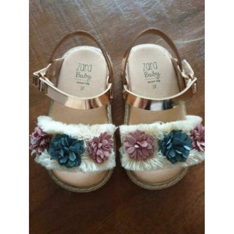 Nieuwe zara sandalen met bloemen in maat 19
