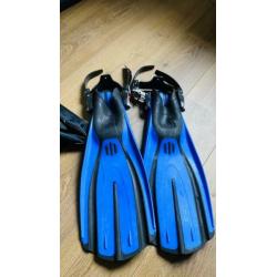 Duikset: ademapparaat, mask, fins, booties,vest en pak (v)
