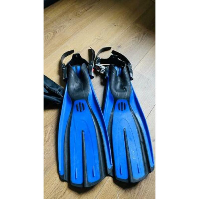 Duikset: ademapparaat, mask, fins, booties,vest en pak (v)