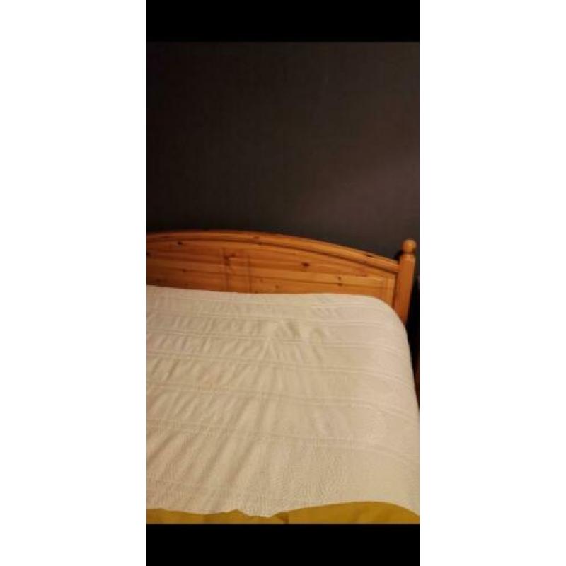 2 personen bed met matras en nachtkastje