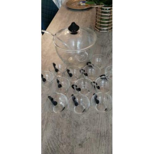 Bowl set met 12 glazen het is oud