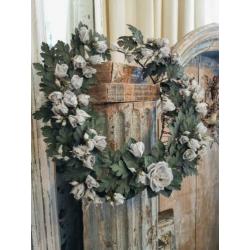 VictorianTimes, Antieke Zinken Krans met porseleinen bloemen
