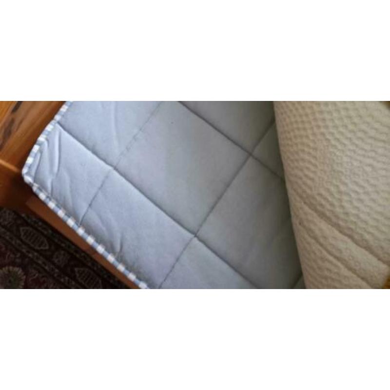 2 personen bed met matras en nachtkastje