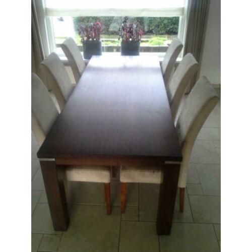 Houten eettafel met 6 stoelen
