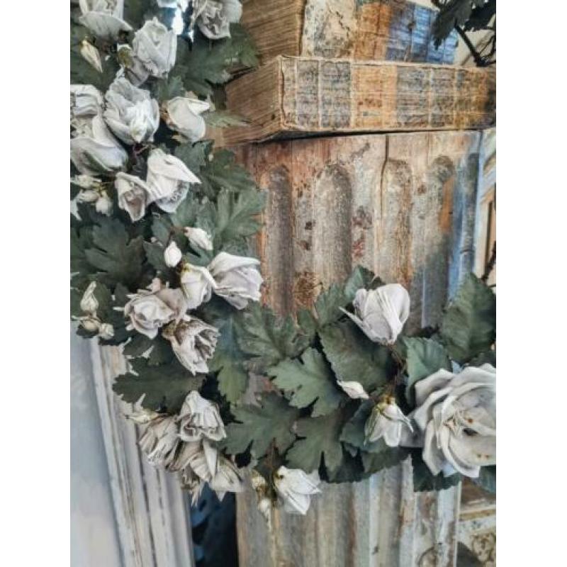 VictorianTimes, Antieke Zinken Krans met porseleinen bloemen