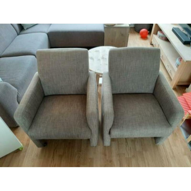 2 stoelen met wieltjes