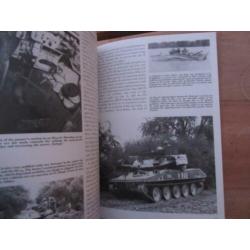US LIGHT TANKS 1944-84 Steven J. Zaloga