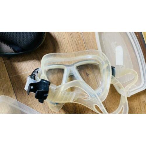 Duikset: ademapparaat, mask, fins, booties,vest en pak (v)