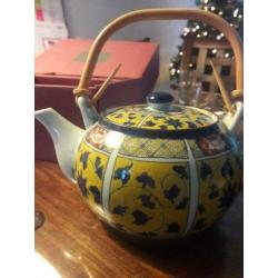 Japanse theeset: theepot + 5 kopjes (Hizen porselein)