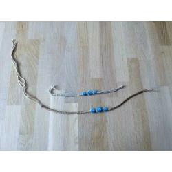 Textielen ketting en armband met blauwe kralen met dolfijnen