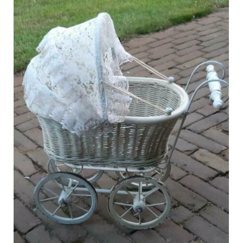Brocante poppenwagen met kant en porseleinen handvat.