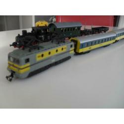 3 lokomotiefjes, 6 wagons en 2 trafo's voor de hobbyist