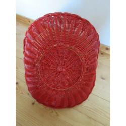 Retro rode rieten lectuurmand vintage
