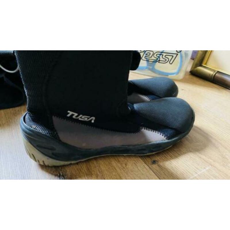 Duikset: ademapparaat, mask, fins, booties,vest en pak (v)
