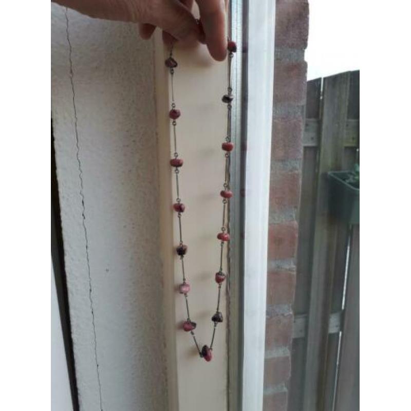 oude zilveren ketting met natuurlijk rhodochrosiet