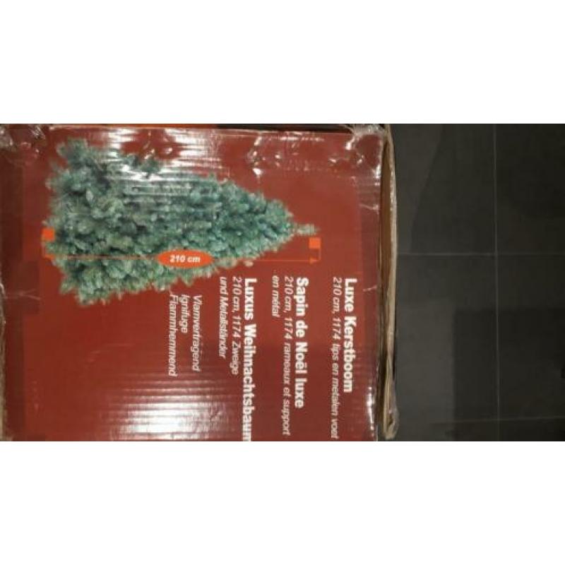 Te koop zgan luxe kunstkerstboom 210 cm.