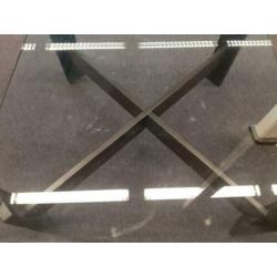 Salontafel met houten frame en glasplaat
