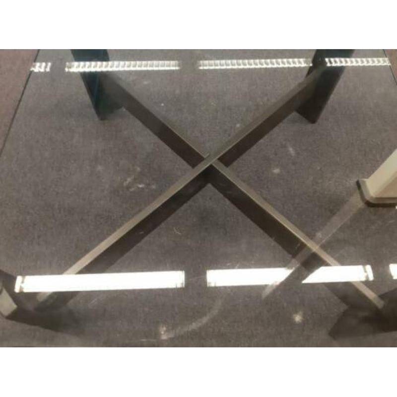 Salontafel met houten frame en glasplaat