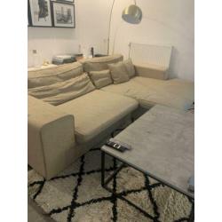 Bank, tafel en kleed
