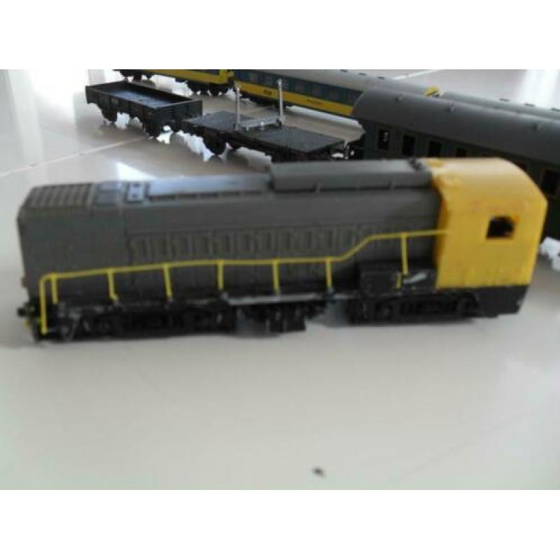 3 lokomotiefjes, 6 wagons en 2 trafo's voor de hobbyist