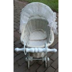 Brocante poppenwagen met kant en porseleinen handvat.