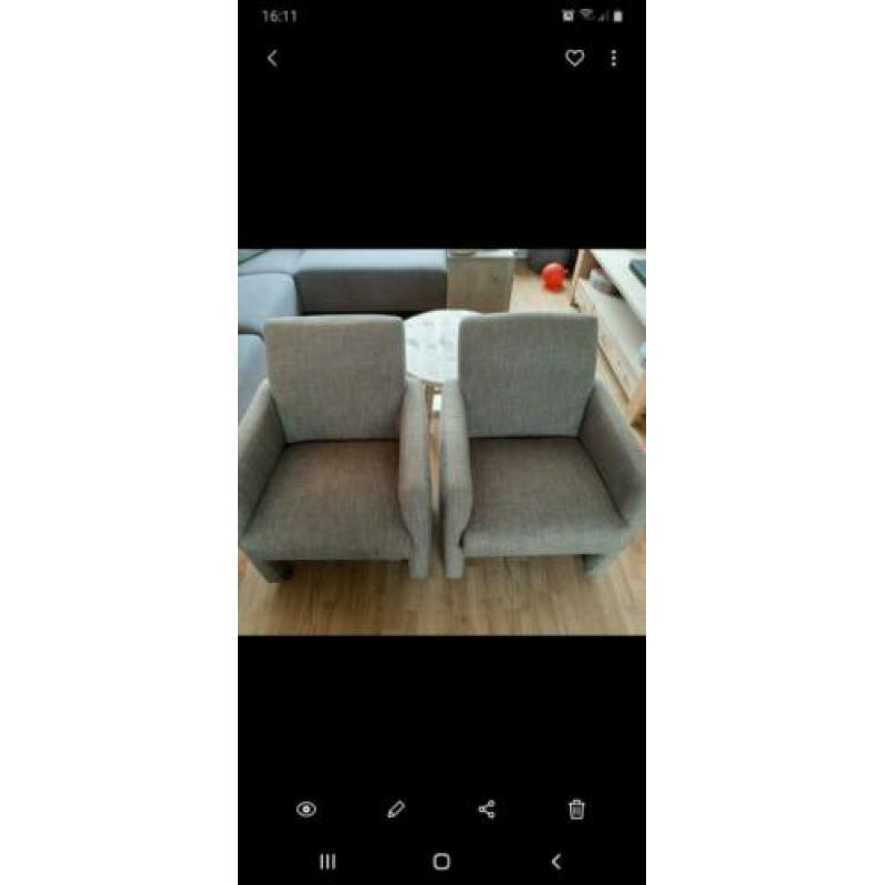 2 stoelen met wieltjes