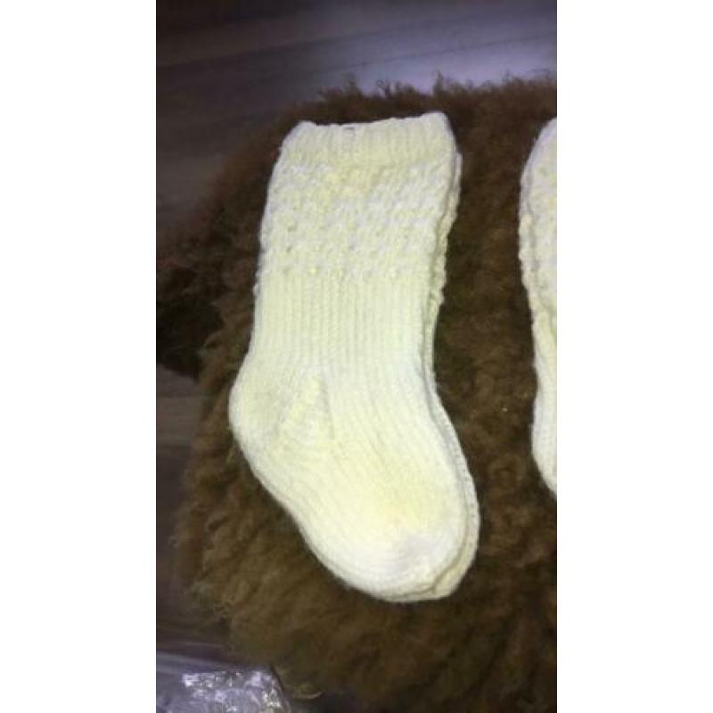 Gebreide poppensokken en kniekousjes voor de pop . 1xslofjes