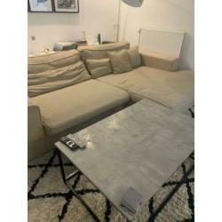 Bank, tafel en kleed