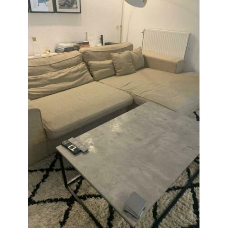 Bank, tafel en kleed
