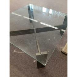 Salontafel met houten frame en glasplaat