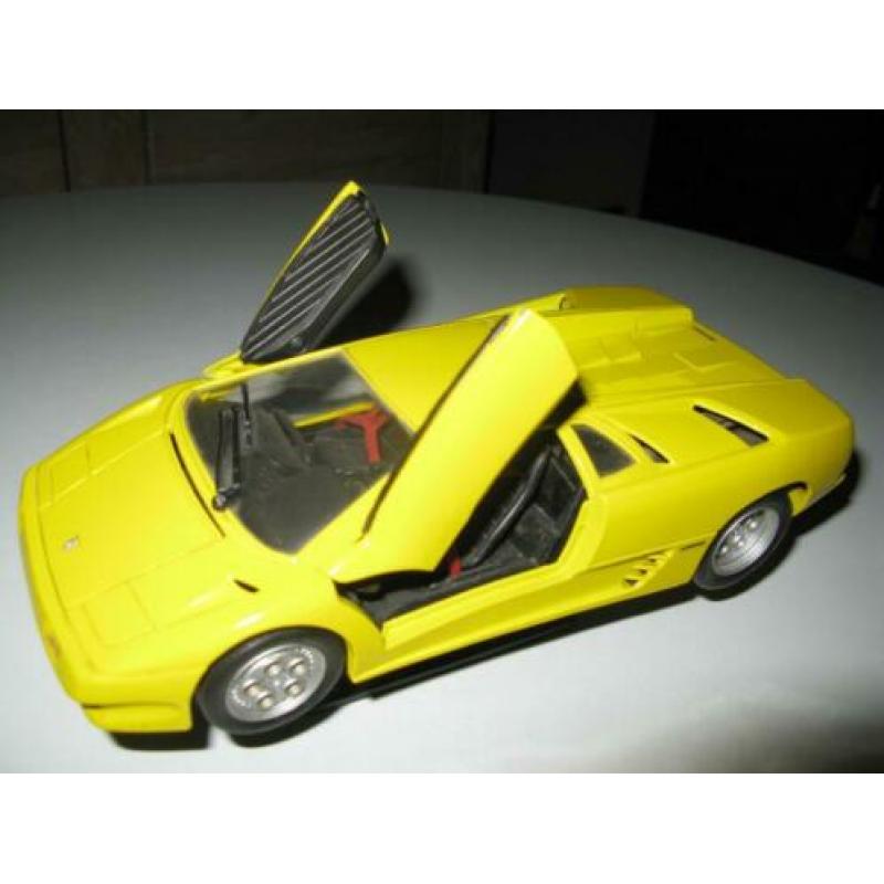 2 auto's op schaal/modelauto's