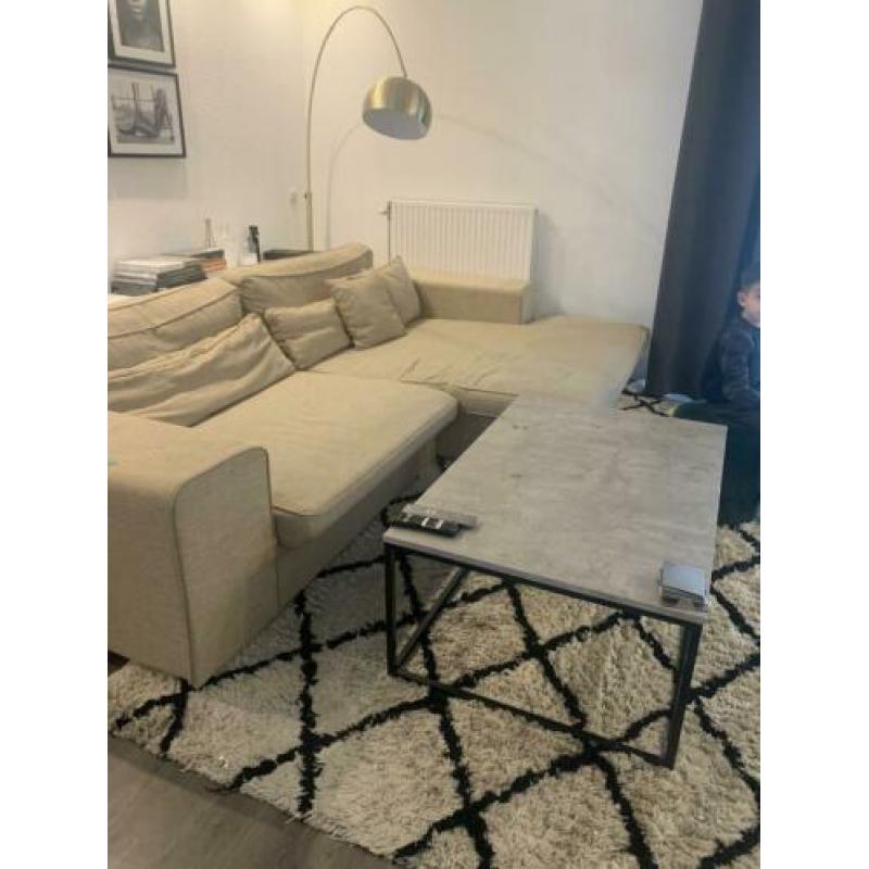 Bank, tafel en kleed
