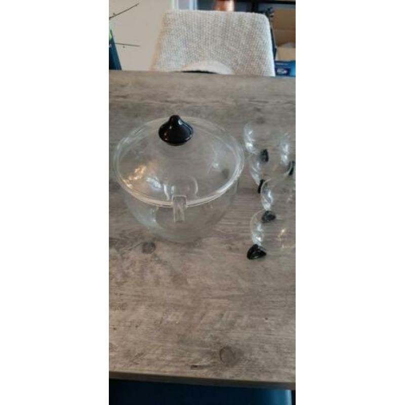 Bowl set met 12 glazen het is oud