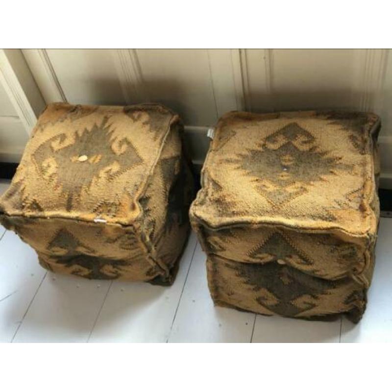 Twee poefjes mosterdgeel olijfgroen gemêleerd