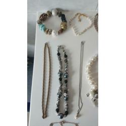 Sieradendoos en sieraden bekijk alle foto's.